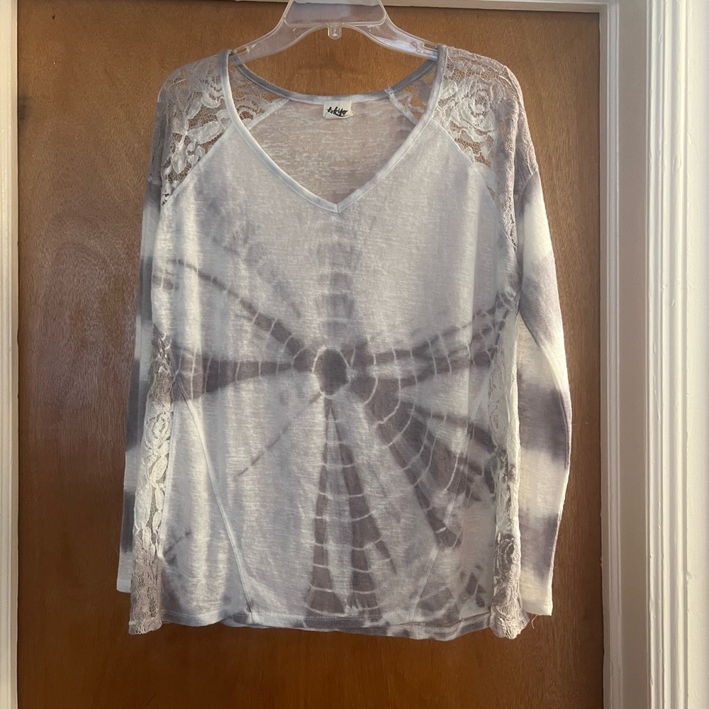 Tokyo Darling Women’s Gray Tie-Dye V-neck Long Sleeve Top